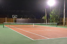 Освещение теннисный корт ночью