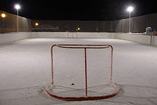 Заливка льда на хоккейной коробке