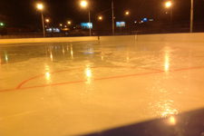 Заливка льда на хоккейной площадке