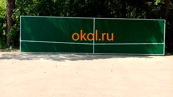 Стенка тренировочная для большого тенниса размером 12х3 метра, имеющая сетчатое ограждение высотой 1 м.