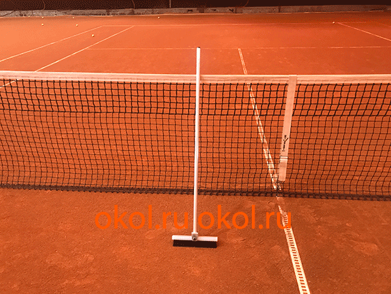 Грунтовый теннисный корт радуется после разметания линий